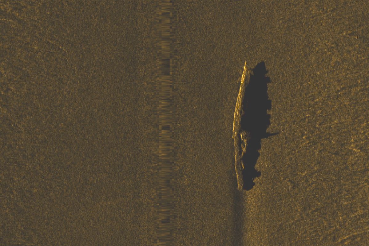 Image showing a scan of the seafloor, with the outline of a submarine from above. 