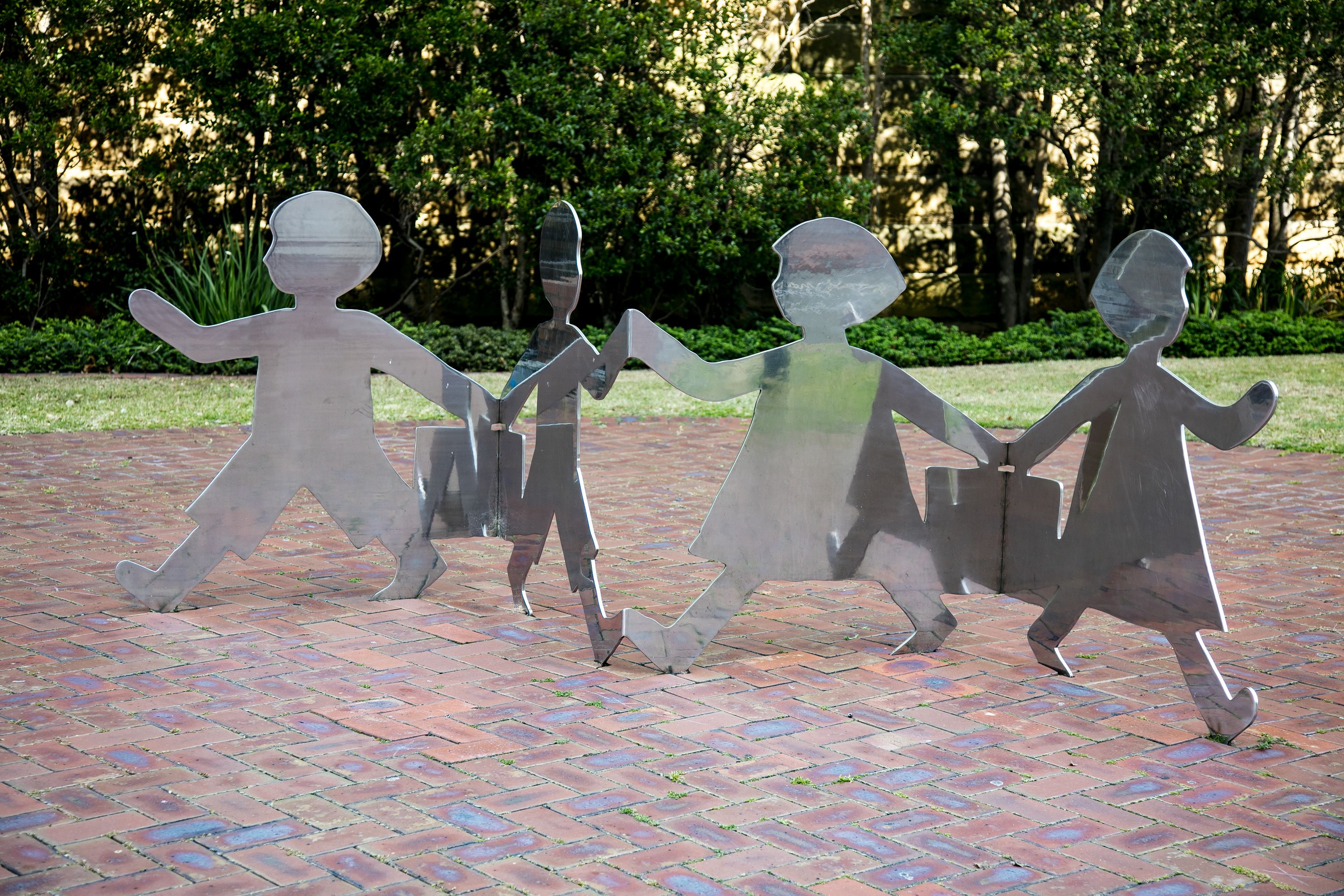 a stainless steel sculpture,  resembling a chain of paper dolls it commemorates the lives and experiences of child migrants. 