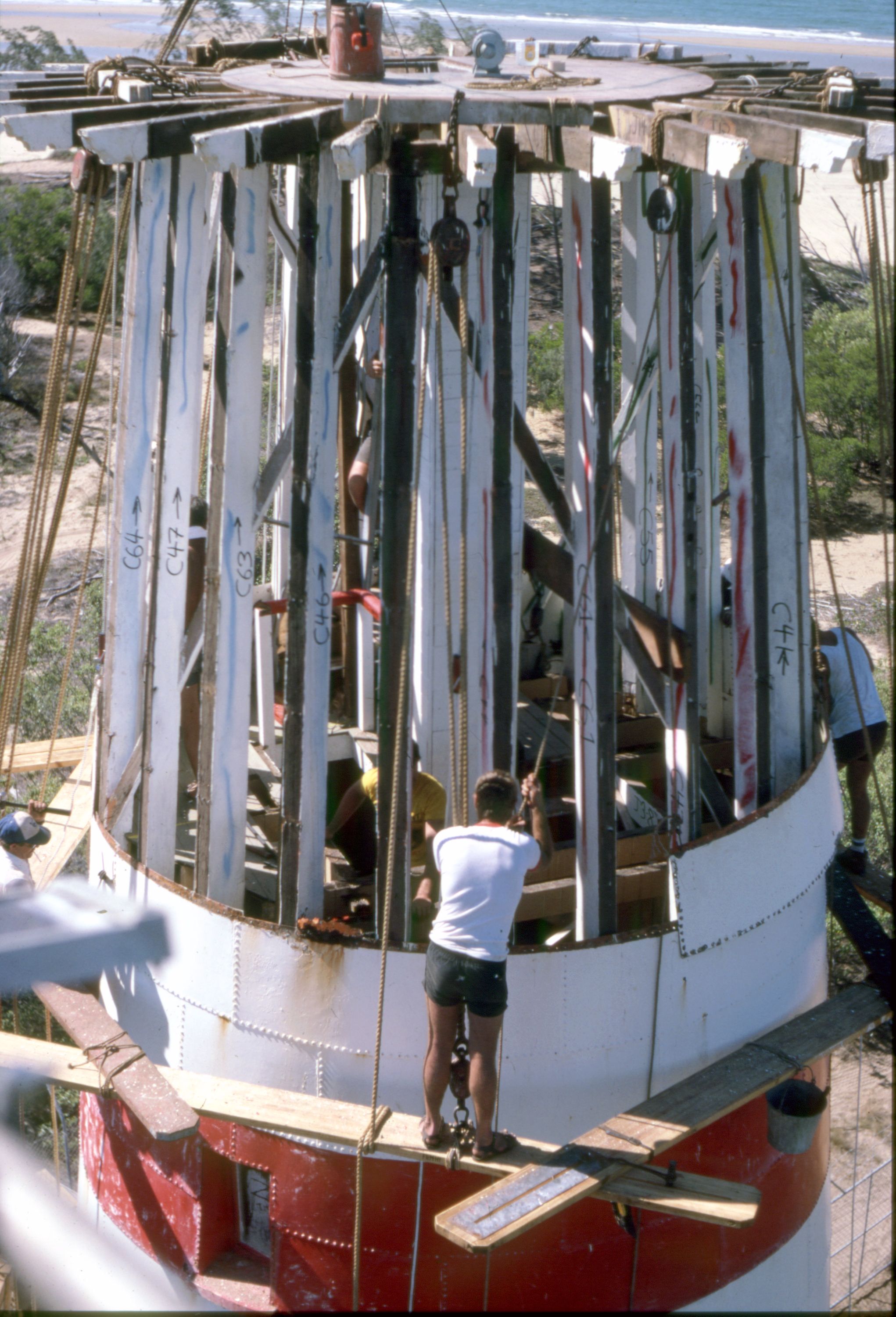 Photo showing the dismantling of a lighthouse. 